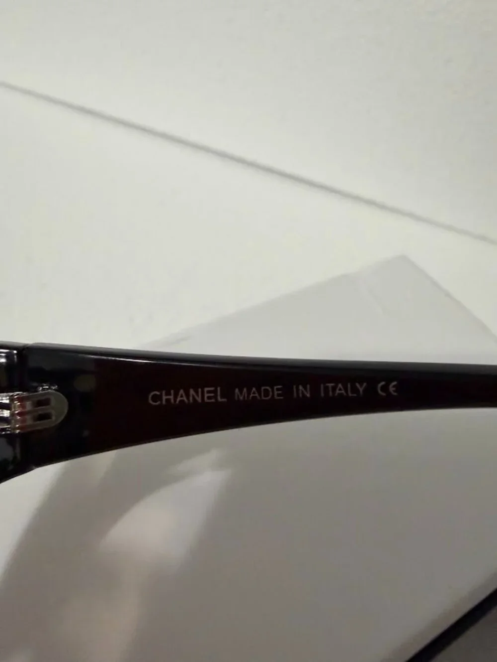 Black Oval Wrap Sunglasses Brown Lenses Gold Logo Detail 63-20-115